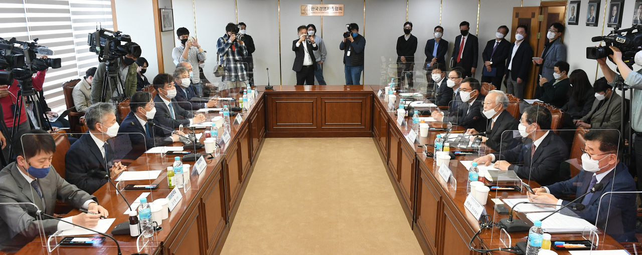유동수 더불어민주당 공정경제 3법 TF 단장과 한국경영자총협회 손경식 회장을 비롯한 참석자들이 14일 서울 마포구 경총회관에서 '공정경제 3법 정책 간담회'를 하고 있다. [연합]