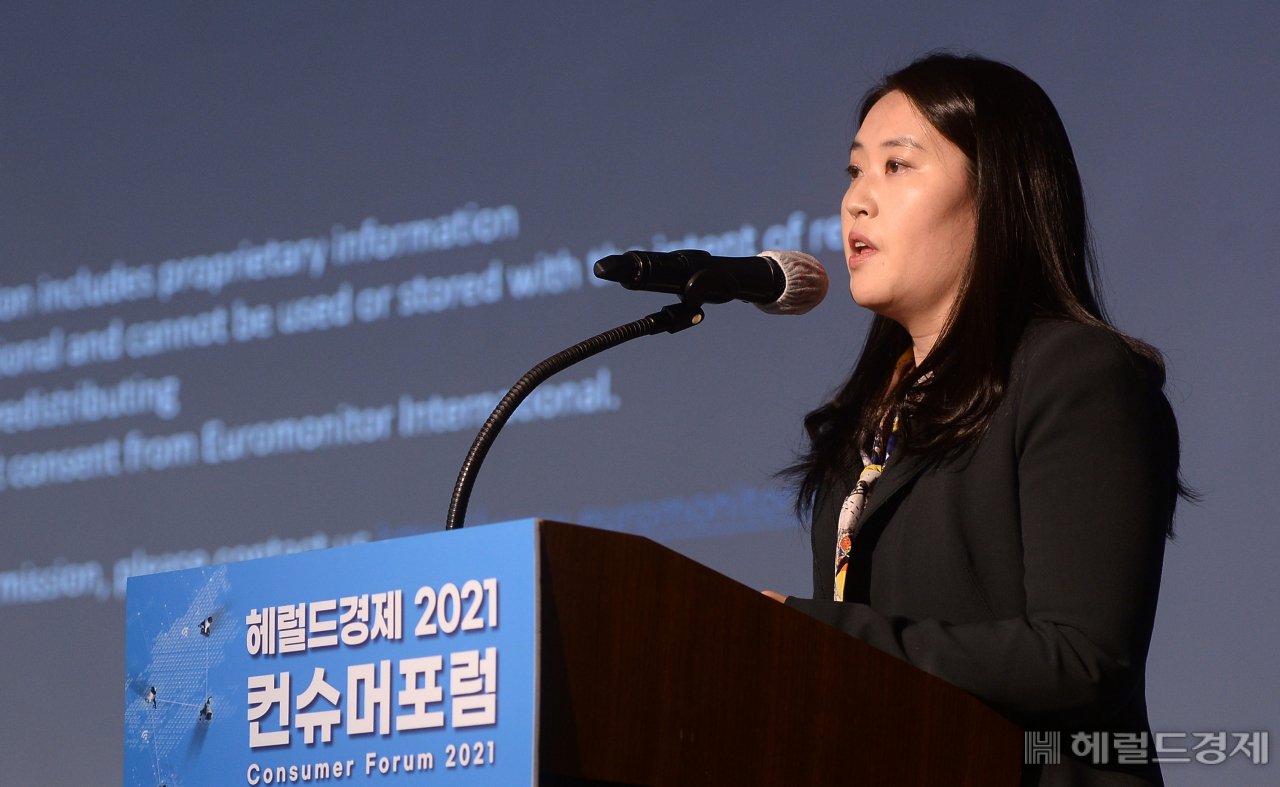 [헤럴드경제=이상섭 기자] 10일 서울 중구 전국은행연합회관 국제회의실에서 '헤럴드경제 2021 컨슈머포럼'이 열린 가운데 문경선 유로모니터 식품&영양 부문 총괄연구원이 '코로나 이후 글로벌 밀 솔루션(meal solution) 트렌드'라는 주제로 강연을 하고 있다. babtong@heraldcorp.com