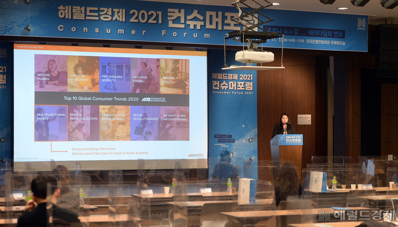 [헤럴드경제=이상섭 기자] 10일 서울 중구 전국은행연합회관 국제회의실에서 '헤럴드경제 2021 컨슈머포럼'이 열린 가운데 문경선 유로모니터 식품&영양 부문 총괄연구원이 '코로나 이후 글로벌 밀 솔루션(meal solution) 트렌드'라는 주제로 강연을 하고 있다. babtong@heraldcorp.com