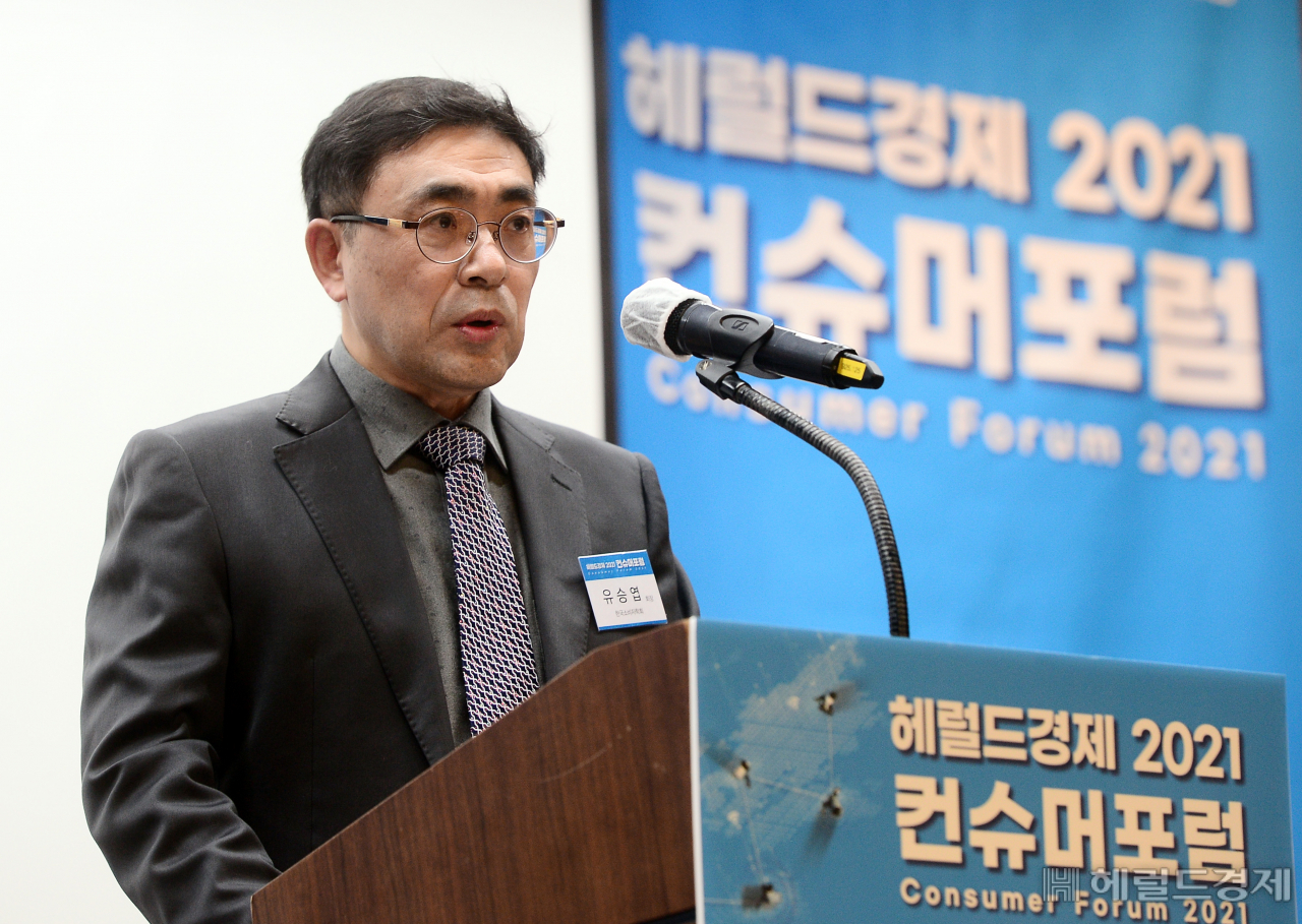 [헤럴드경제=이상섭 기자] 10일 서울 중구 전국은행연합회관 국제회의실에서 ‘코로나 뉴노멀&hellip;패러다임의 변화’라는 주제로 헤럴드경제 2021 컨슈머포럼이 열린 가운데 유승엽 한국소비자학회 회장이 축사를 하고 있다. babtong@heraldcorp.com