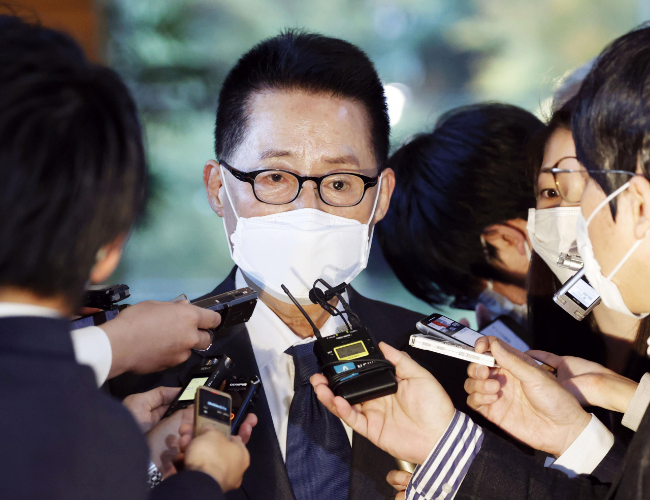 박지원 국가정보원장이 10일 오후 일본 총리관저에서 스가 요시히데 일본 총리를 면담한 후 취재진의 질문을 듣고 있다. [연합]