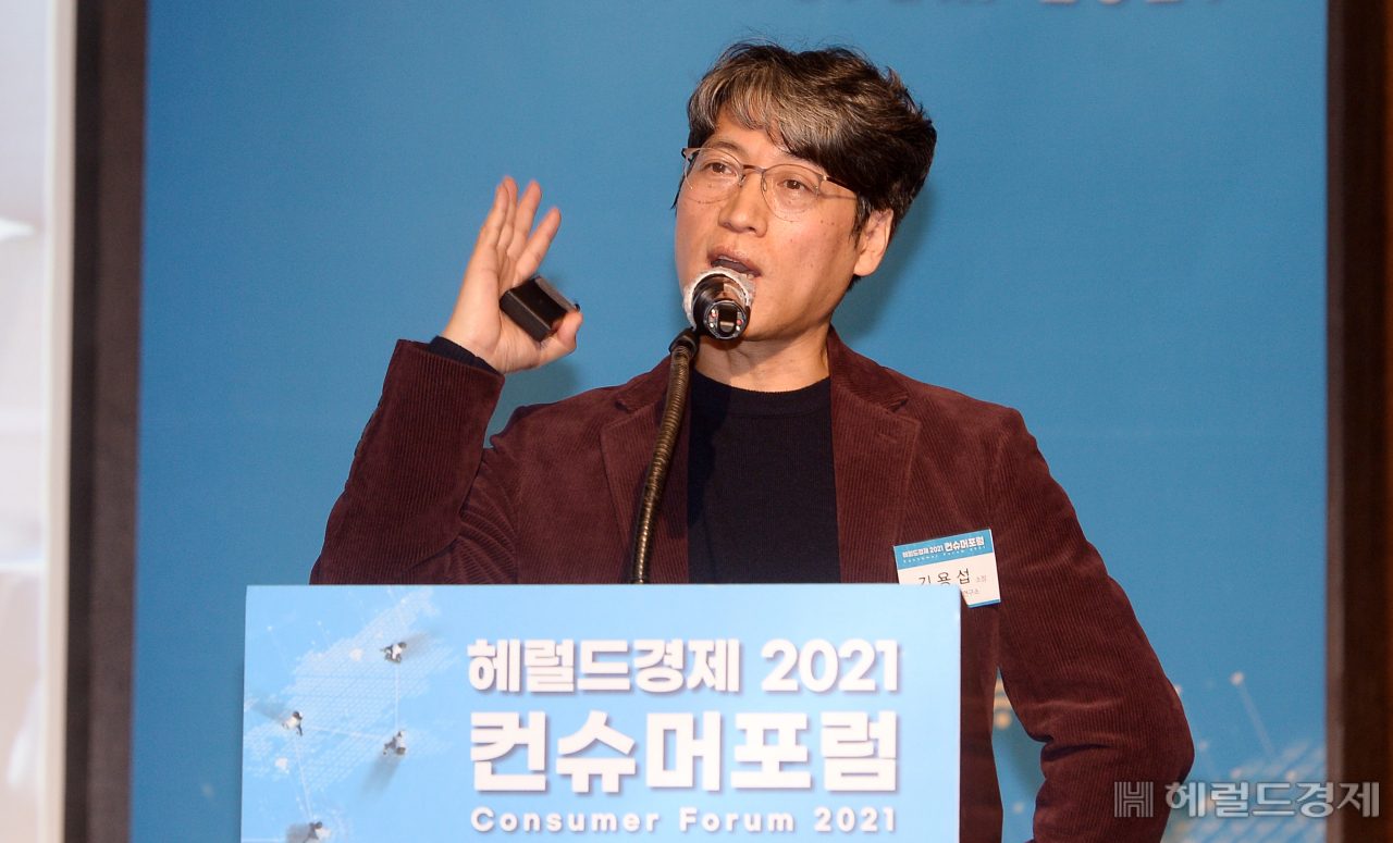 [헤럴드경제=이상섭 기자] 10일 서울 중구 전국은행연합회관 국제회의실에서 '헤럴드경제 2021 컨슈머포럼'이 열린 가운데 김용섭 날카로운상상력연구소 소장이 '팬데믹 시대의 소비 트렌드'라는 주제로 기조연설을 하고 있다. babtong@heraldcorp.com