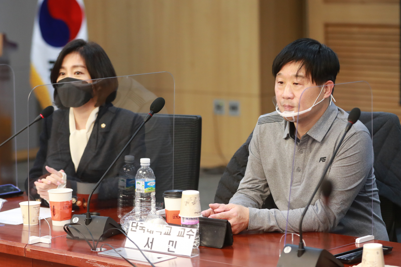 서민 단국대학교 교수가 11일 오전 서울 여의도 국회 의원회관에서 열린 국민의힘 초선모임인 '명불허전 보수다'에서 초청 강연에 앞서 참석자들의 인사말을 듣고 있다. [이상섭 기자/babtong@heraldcorp.com]