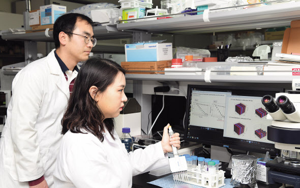 안전측정연구소 연구팀이 나노소재의 광촉매활성을 측정하고 있다. [한국표준과학연구원 제공]