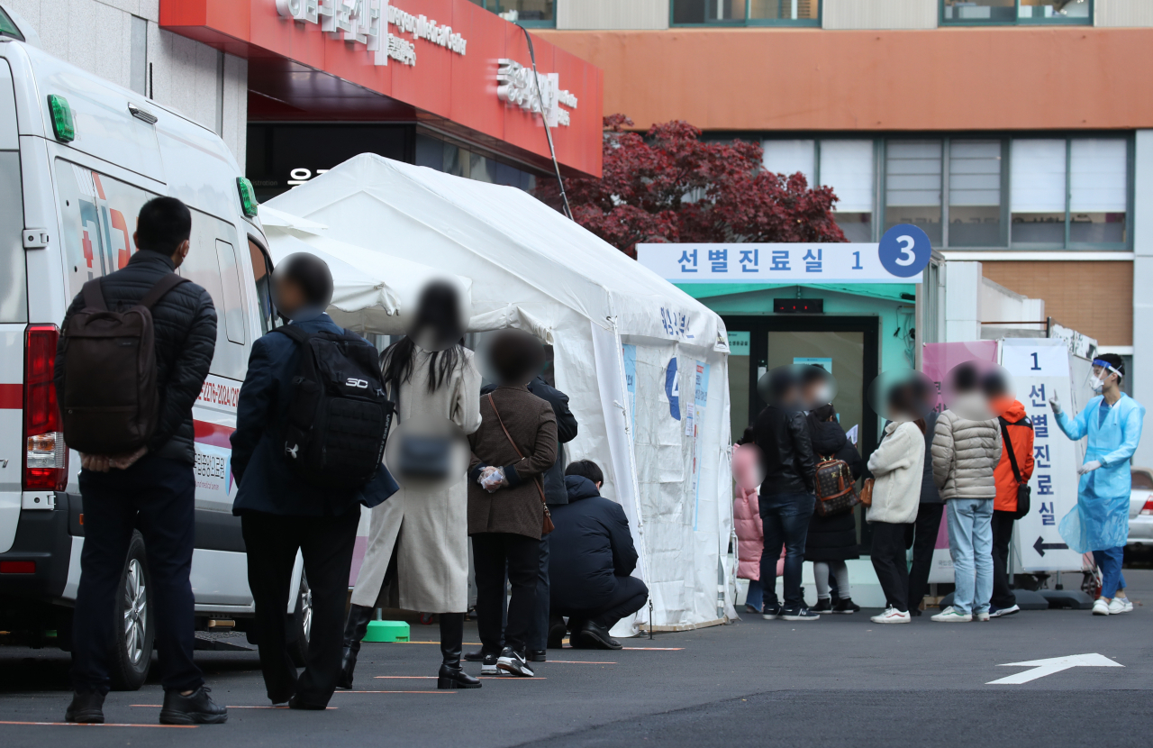 11일 오전 서울 중구 국립중앙의료원 선별진료소에서 시민들이 코로나19 검사를 받기 위해 줄을 서 있다. 연합뉴스