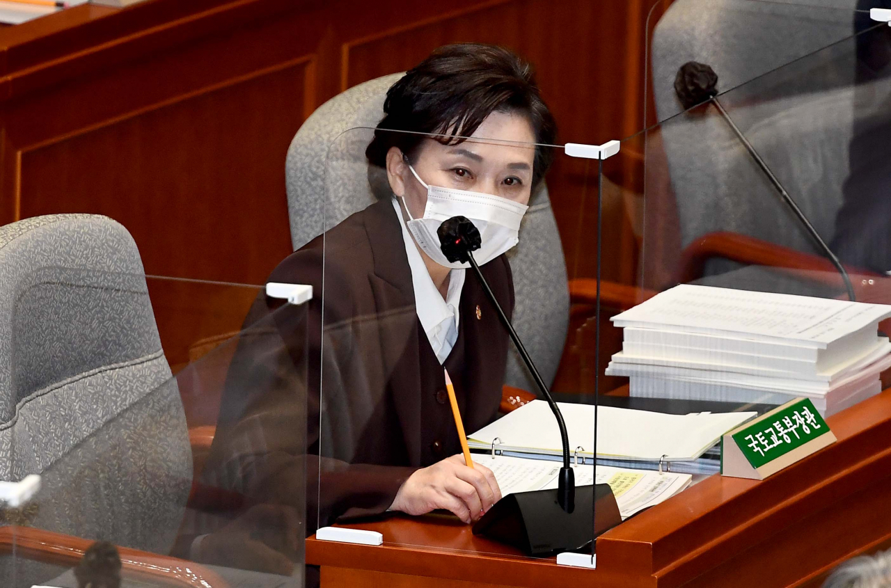 김현미 국토부 장관이 10일 국회에서 열린 예산결산특별위원회 전체회의에서 답변하고 있다. [연합]