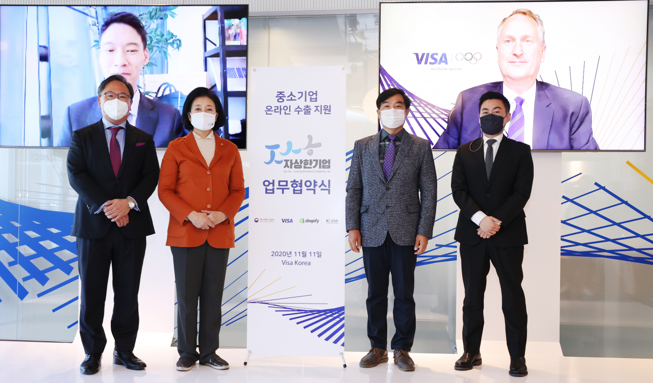 (왼쪽부터)패트릭 윤 비자 한국총괄 대표, 박영선 중기부 장관, 김윤태 한국온라인쇼핑협회 부회장, 박정규 쇼피파이 한국총괄 대표가 11일 비자코리아 본사에서 진행된 자상한기업 협약식에서 포즈를 취했다.[중소벤처기업부 제공]