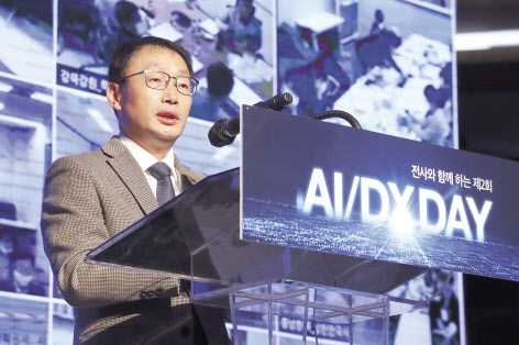 구현모 KT 대표가 11일 서울 종로구 KT스퀘어에서 열린 ‘인공지능/디지털혁신(AI/DX)’에서 인사말을 하고 있다. [KT 제공]