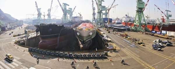 This photo provided by Hyundai Mipo Dockyard Co. shows its shipyard in Ulsan, 414 kilometers southeast of Seoul. (Hyundai Mipo Dockyard Co.)