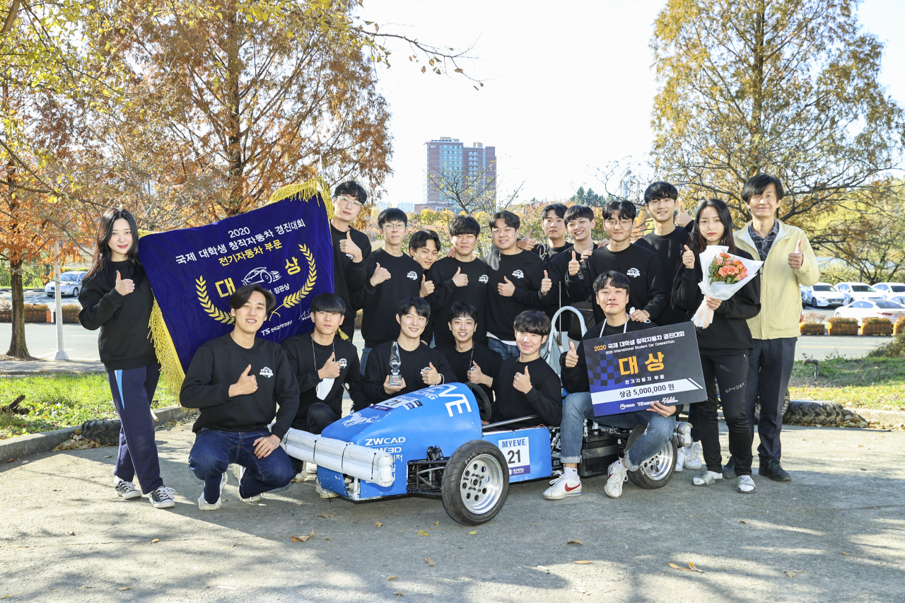 2020 국제 대학생 창작자동차 경진대회에서 대상을 수상한 영남대 MYEVE팀.[영남대 제공]