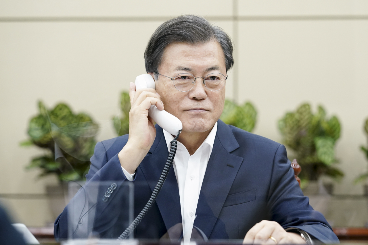 문재인 대통령이 지난 10일 청와대 여민관 소회의실에서 보리스 존슨 영국 총리와 전화 통화하고 있다.[ 연합]