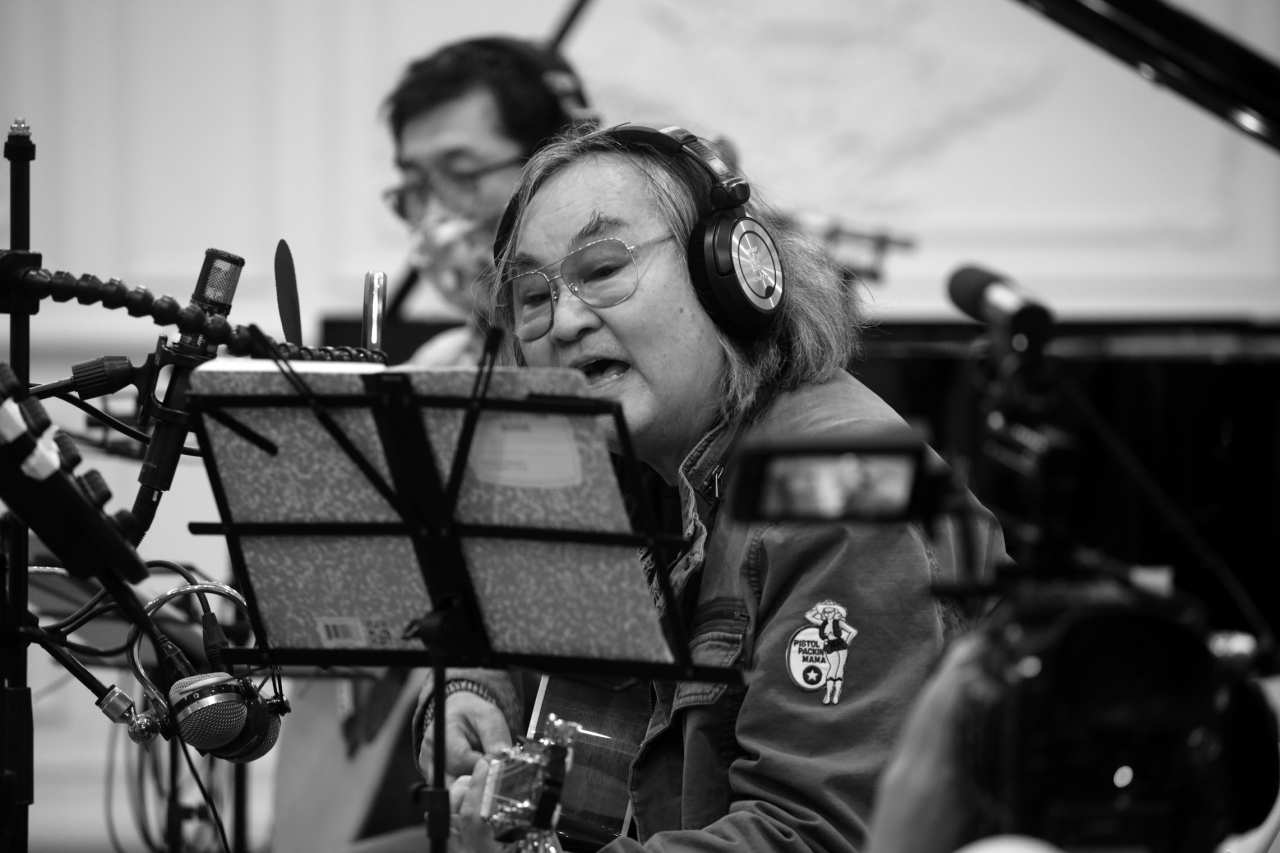 지난 9월 코로나19를 뚫고 한대수가 한국행 비행기에 올랐다. 52년 음악인생을 정리하는 마지막 앨범 작업을 위해서다. 오는 25일 15집 앨범의 발매를 앞두고 있는 한대수는 이번 앨범의 테마는 “희생 없이는 목적을 이룰 수 없다”라고 말했다. [원춘호 작가 제공]