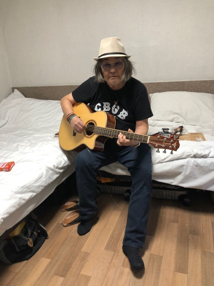 한국에서 지내는 14년 동안 신촌의 고시원에서 생활한 한대수는 다시 찾은 한국에서도 고시원 생활을 하고 있다. 세 식구가 살기엔 비좁은 공간에서도 그는 기타줄이 끊어져도 음악을 놓지 않는 ‘고시원 록커’였다. 고승희 기자