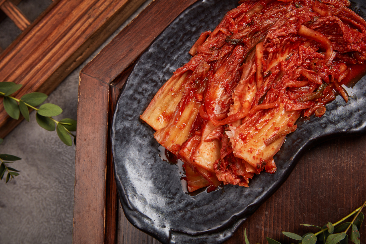 남도에선 대대로 대여섯 가지 젓갈로 맛을 낸 김치가 특별한 지역문화로 자리 잡았지만, 기순도 명인의 김치는 젓갈이 아닌 간장으로 맛을 낸다. 국내외에선 비건 김치로 인기가 높다. [고려전통식품 제공]