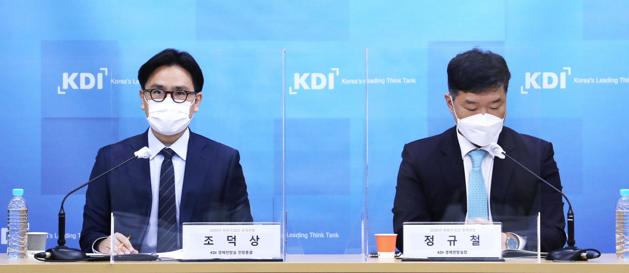 조덕상 한국개발연구원(KDI) 경제전망실 전망총괄(왼쪽)과 정규철 경제전망실장이 10일 오전 세종시 정부세종청사에서 2020년 하반기 KDI 경제전망 브리핑을 하고 있다. [연합]