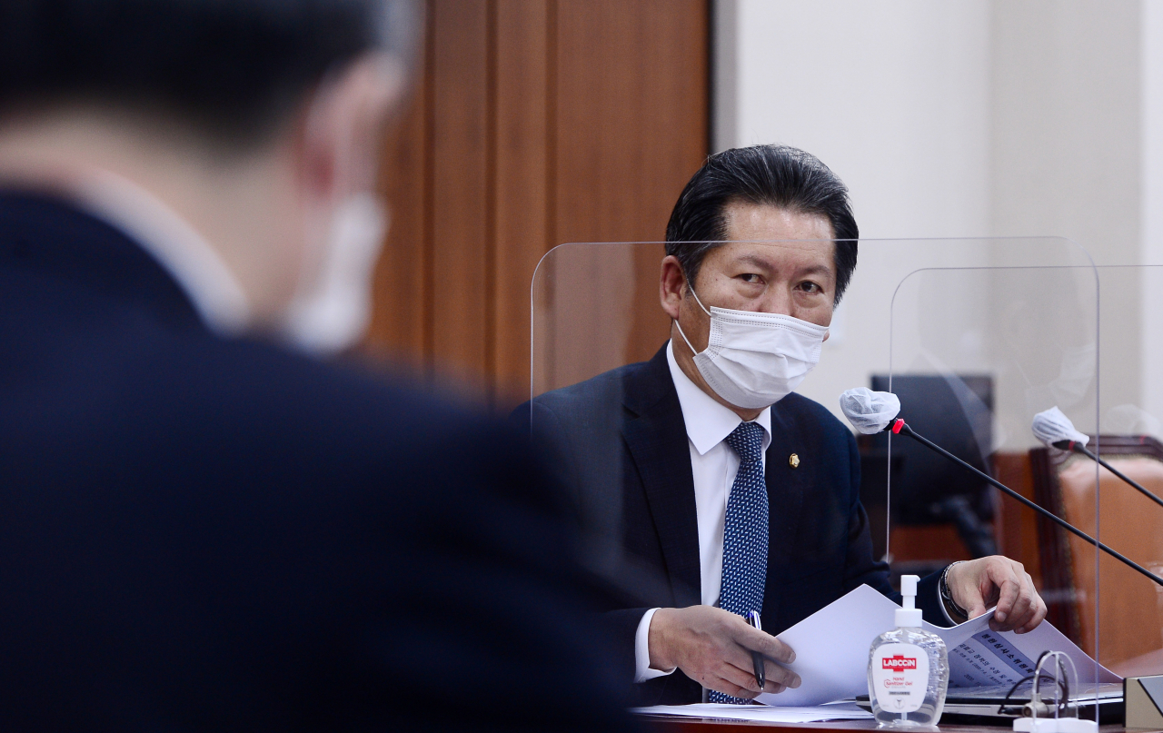 정청래 더불어민주당 의원이 4일 서울 여의도 국회에서 열린 교육위원회 청원심사소위원회에서 박백범 교육부 차관에게 질의하고 있다. [연합]
