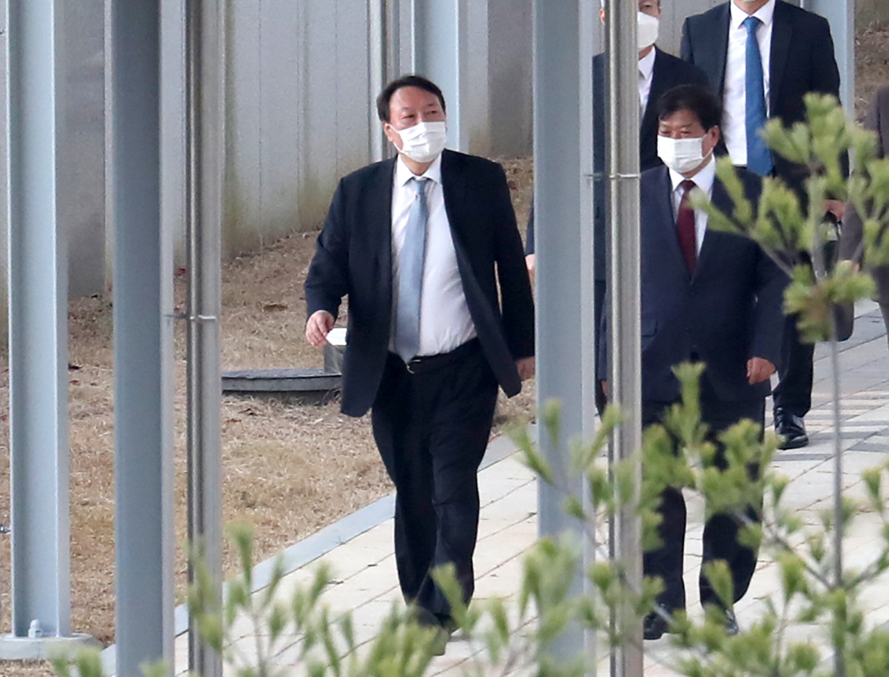 윤석열 검찰총장이 지난 9일 오후 진천 법무연수원에서 신임 차장검사를 대상으로 강연을 하기 위해 연수원 내에서 이동하고 있다. [연합]