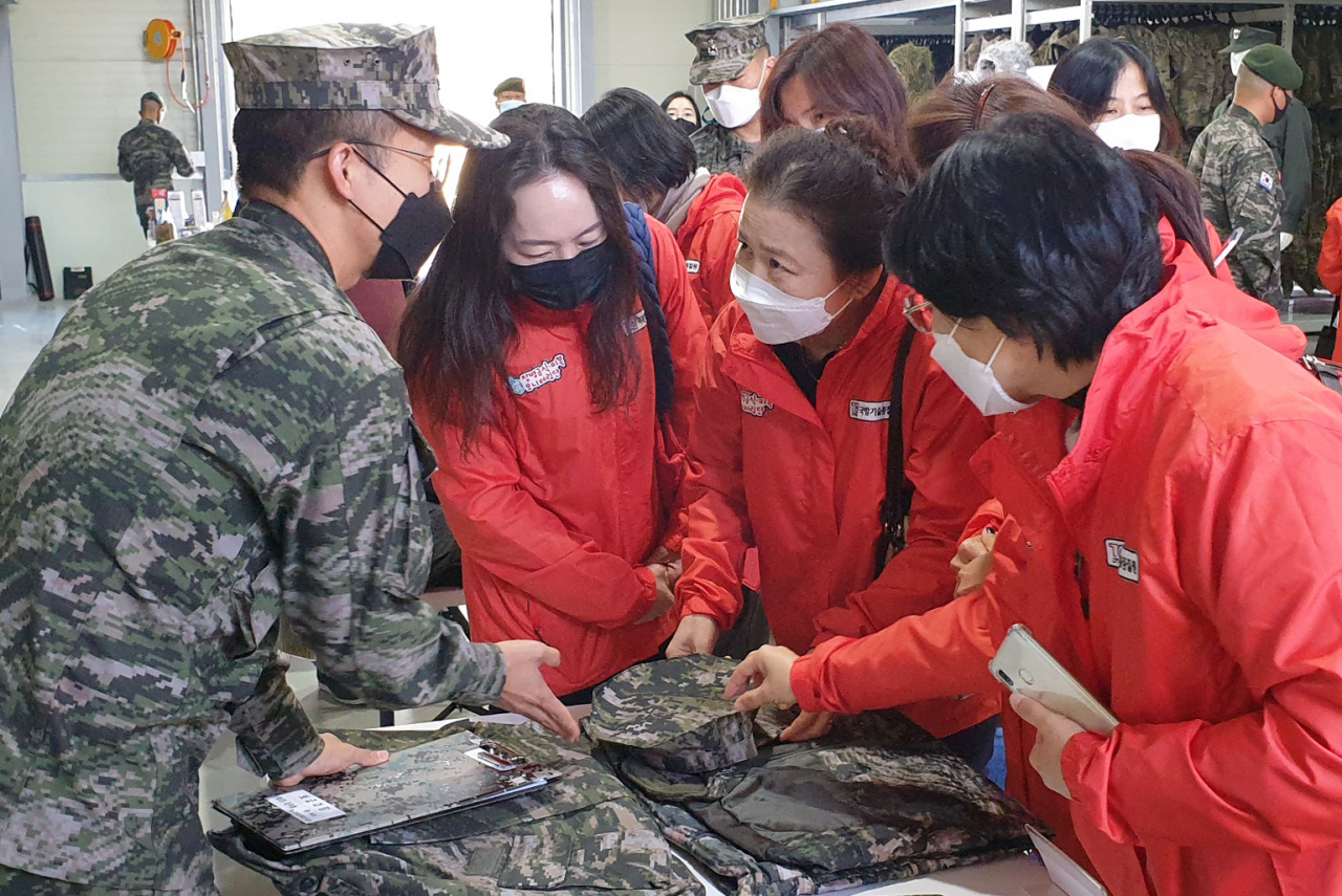11일 해병대 제1사단 수색대대를 방문한 제7기 어머니 장병 급식·피복 모니터링단이 팔각모, 전투복 등을 확인하고 있다. [사진=국방부]