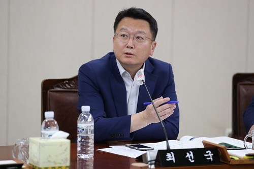 전남도의회 최선국 의원 질의장면. [도의회 제공]