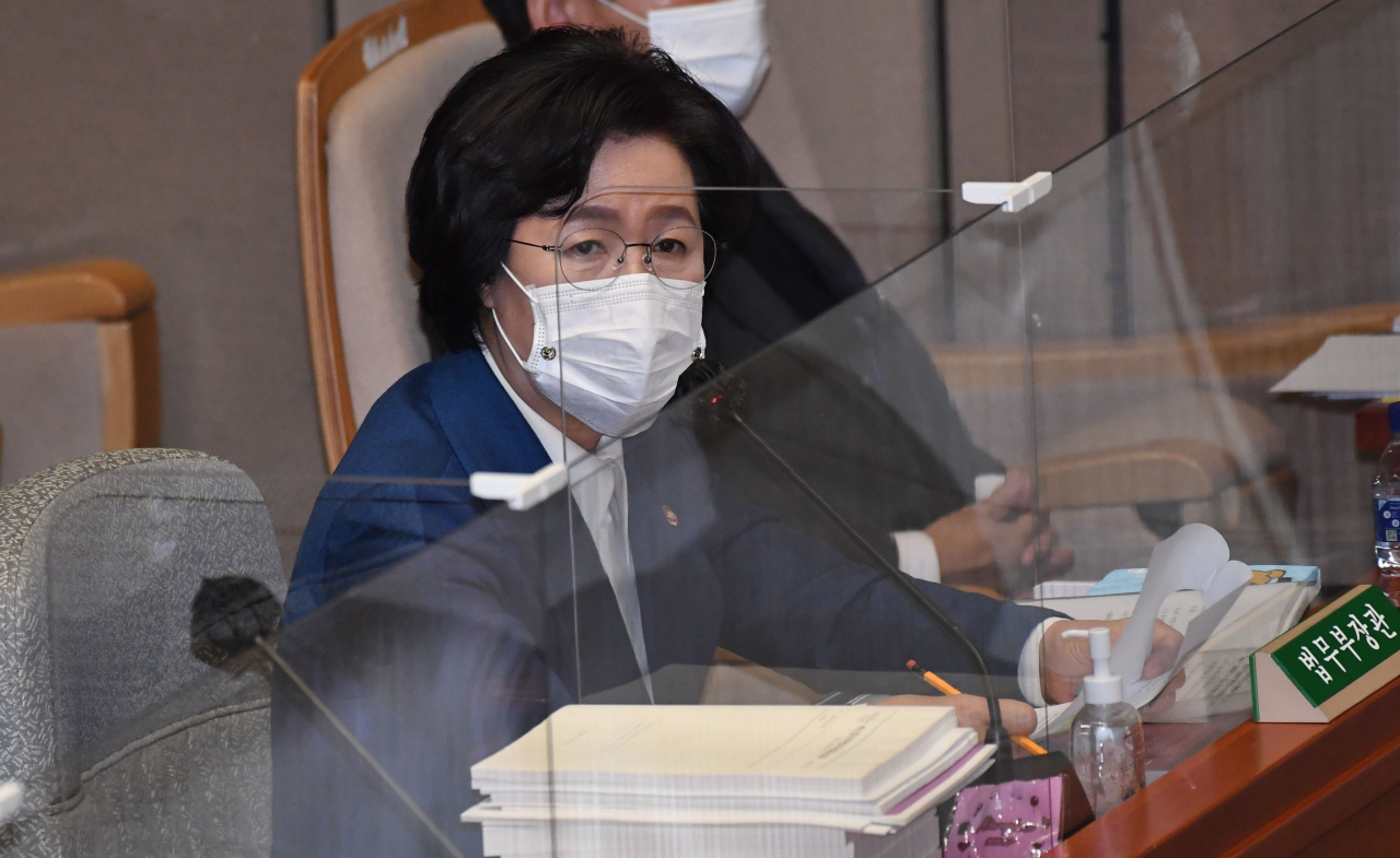 추미애 법무부 장관이 11일 국회에서 열린 예산결산특별위원회 전체회의에서 의원 질의에 답변하고 있다. 이상섭 기자/babtong@heraldcorp.com