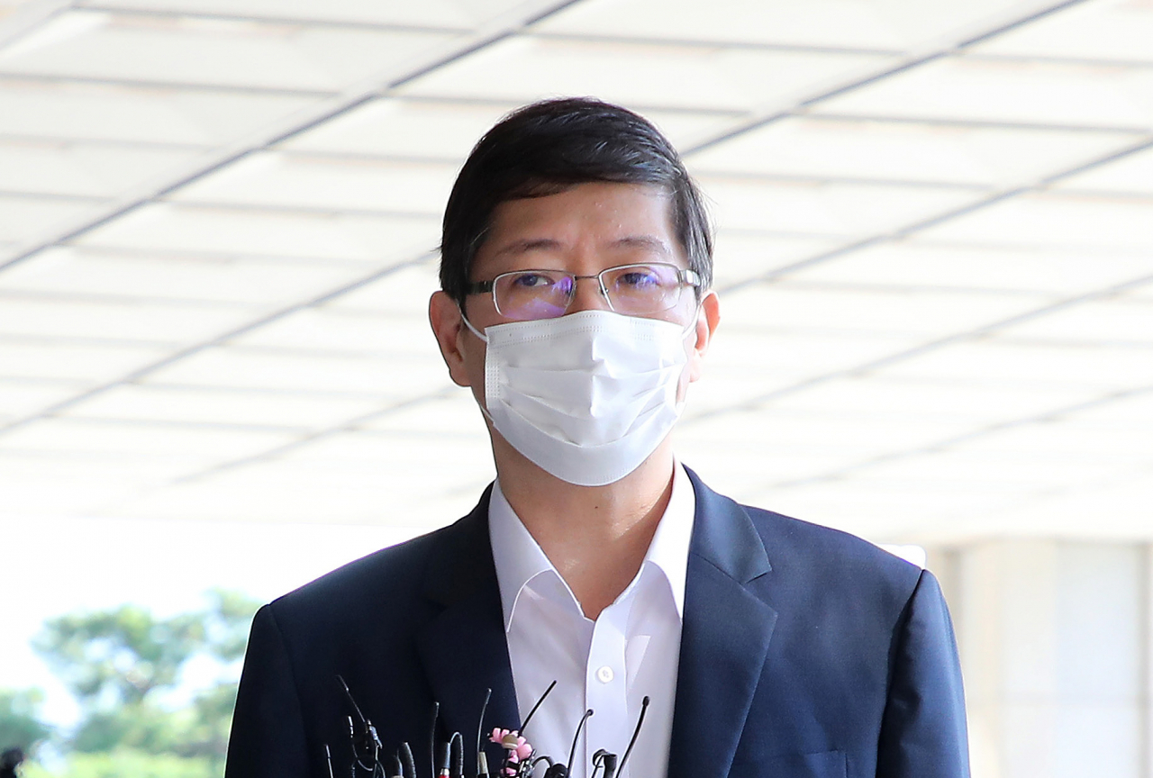 '재산 축소신고 의혹'으로 더불어민주당에서 제명된 김홍걸 의원이 10일 오전 서울 서초구 중앙지검에서 조사를 받기 위해 출석해 취재진의 질문에 답하고 있다. [연합]