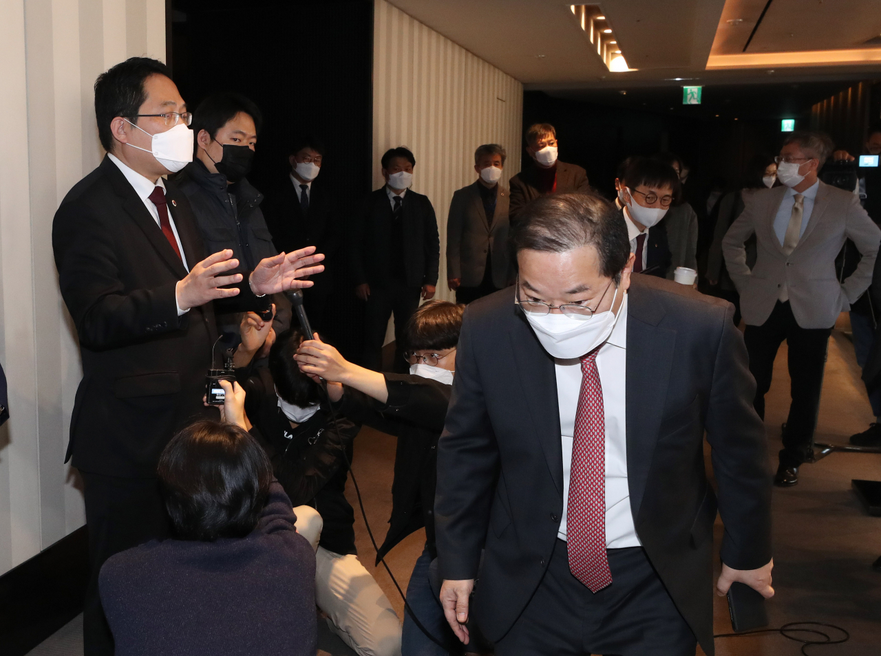 정부와 대한의사협회가 ‘보건의료 발전협의체’를 둘러싸고 또다시 마찰을 빚었다. 최대집 의협 회장은 11일 서울 더플라자호텔에서 열린 발전협의체 회의장 앞에서 협의체 참여 거부 입장을 밝혔다. 앞줄 오른쪽은 회의에 참석하는 김대업 대한약사회장. [연합]