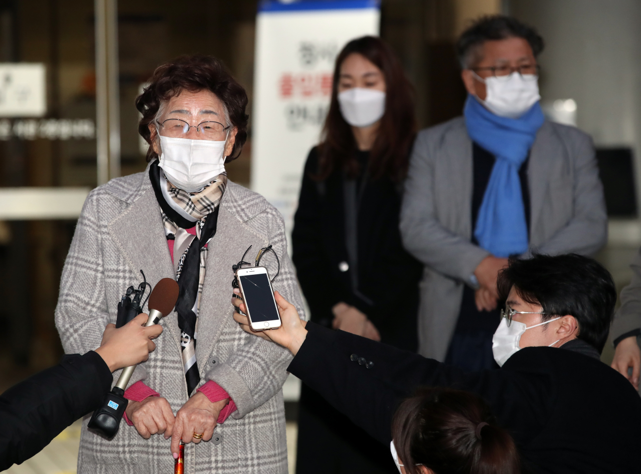 일본군 위안부 피해자 이용수 할머니는 11일 오후 서울 서초구 서울중앙지법에서 열린 일본 정부 상대 손해배상 청구 소송 마지막 변론기일에 증인으로 출석해 일본의 사과를 촉구했다. [연합]