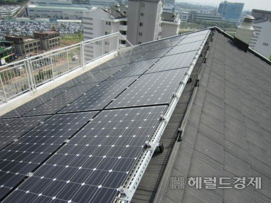 LH 임대주택 옥상에 태양광을 설치한 모습.