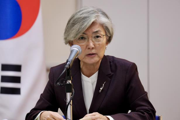 강경화 외교부장관이 10일(현지시간) 미 워싱턴DC 주미대사관에서 특파원들과 간담회를 하고 있다. [연합]