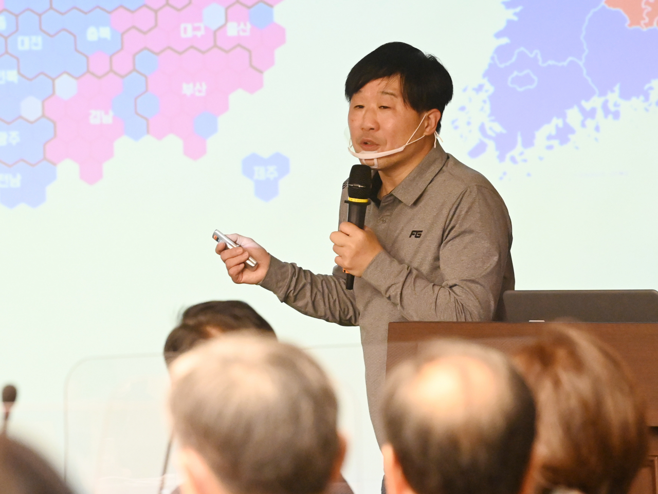 서민 단국대학교 교수가 11일 오전 서울 여의도 국회 의원회관에서 열린 국민의힘 초선모임인 '명불허전 보수다'에서 야당의 길을 주제로 강연하고 있다. [이상섭 기자/babtong@heraldcorp.com]