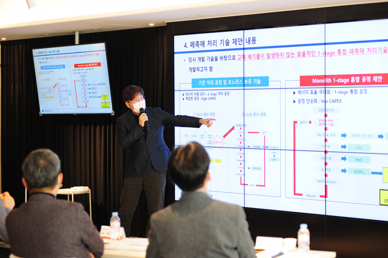 지난 2일 SK건설 관훈동 본사에서 공모전 참가자가 심사위원들을 대상으로 프레젠테이션을 진행하는 모습.[SK건설 제공]