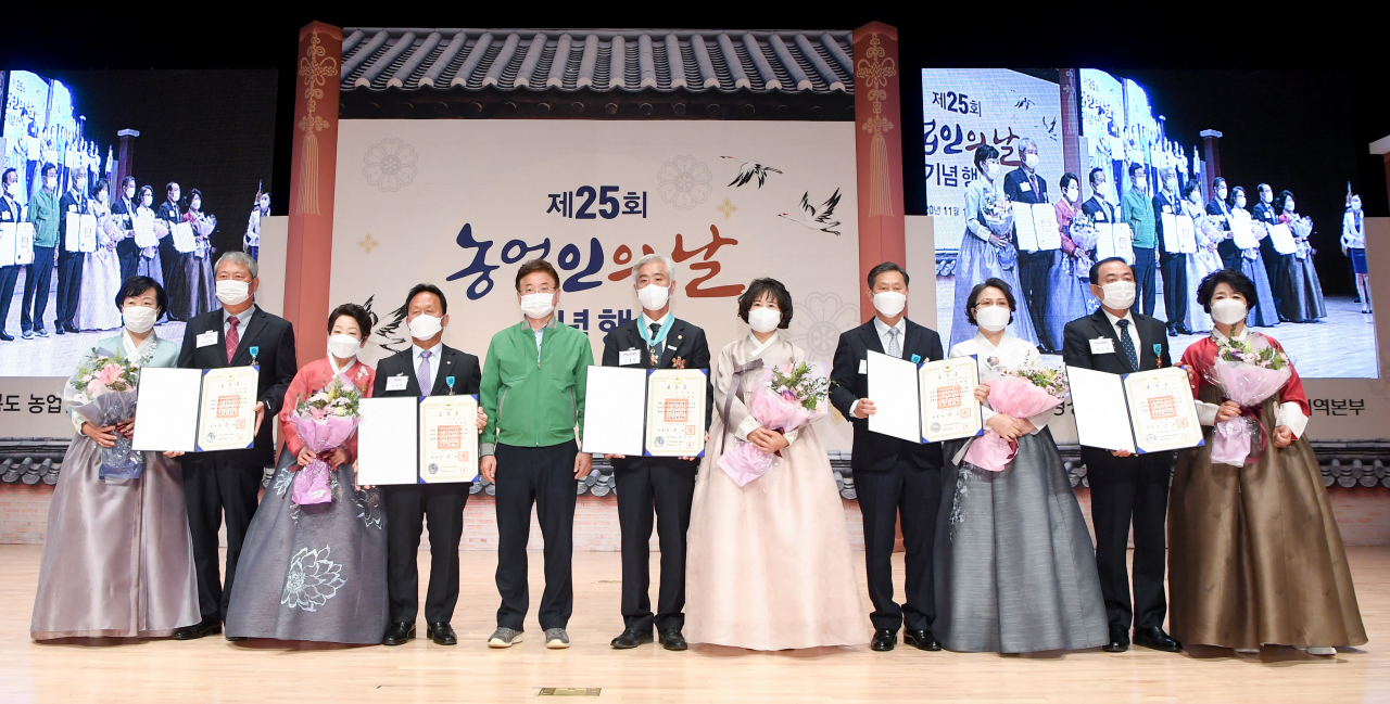 경북도 농업인의 날 기념식 시상 모습.[경북도 제공]