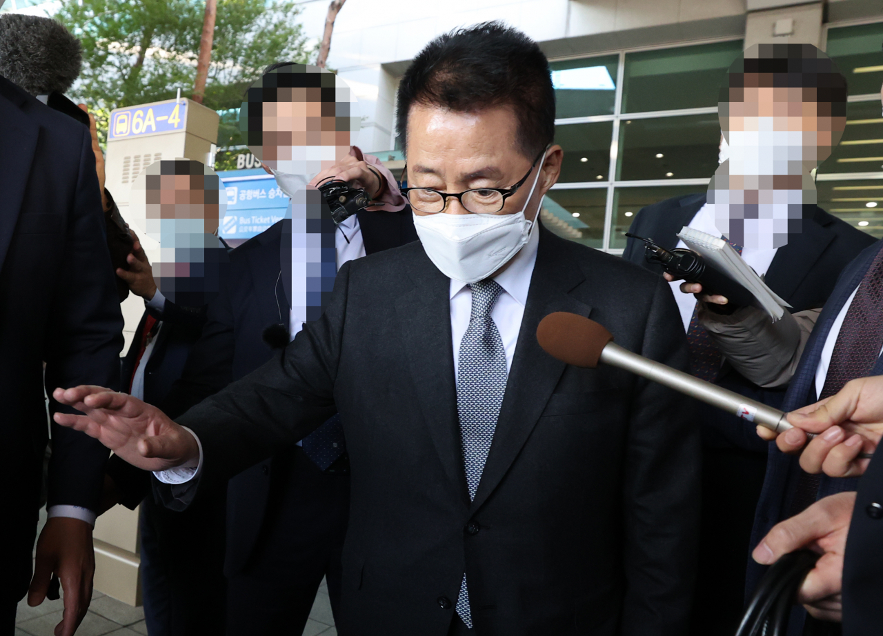 박지원 국정원장이 지난 11일 오후 일본 방문을 마치고 인천국제공항 1터미널을 통해 귀국하며 취재진의 질문에 답하고 있다. [연합]
