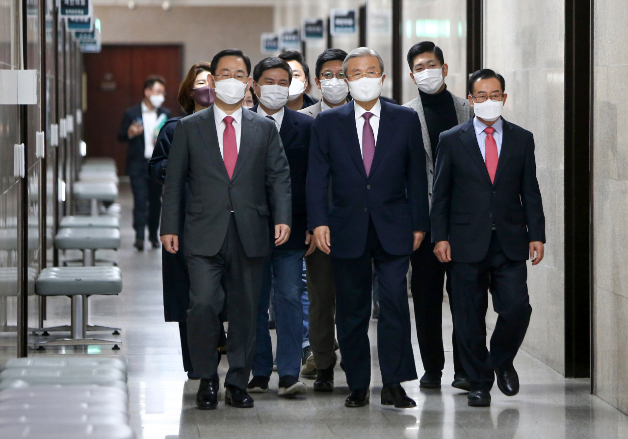 김종인 국민의힘 비상대책위원장과 주호영 원내대표, 비상대책위원들이 12일 오전 서울 여의도 국회에서 열린 비상대책위원회의에 참석하고 있다. [이상섭 기자/babtong@heraldcorp.com]