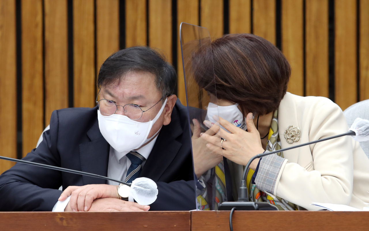 김태년 더불어민주당 원내대표와 한정애 정책위의장이 12일 오전 서울 여의도 국회에서 열린 정책조정회의에서 이야기하고 있다. 이상섭 기자 babtong@heraldcorp.com