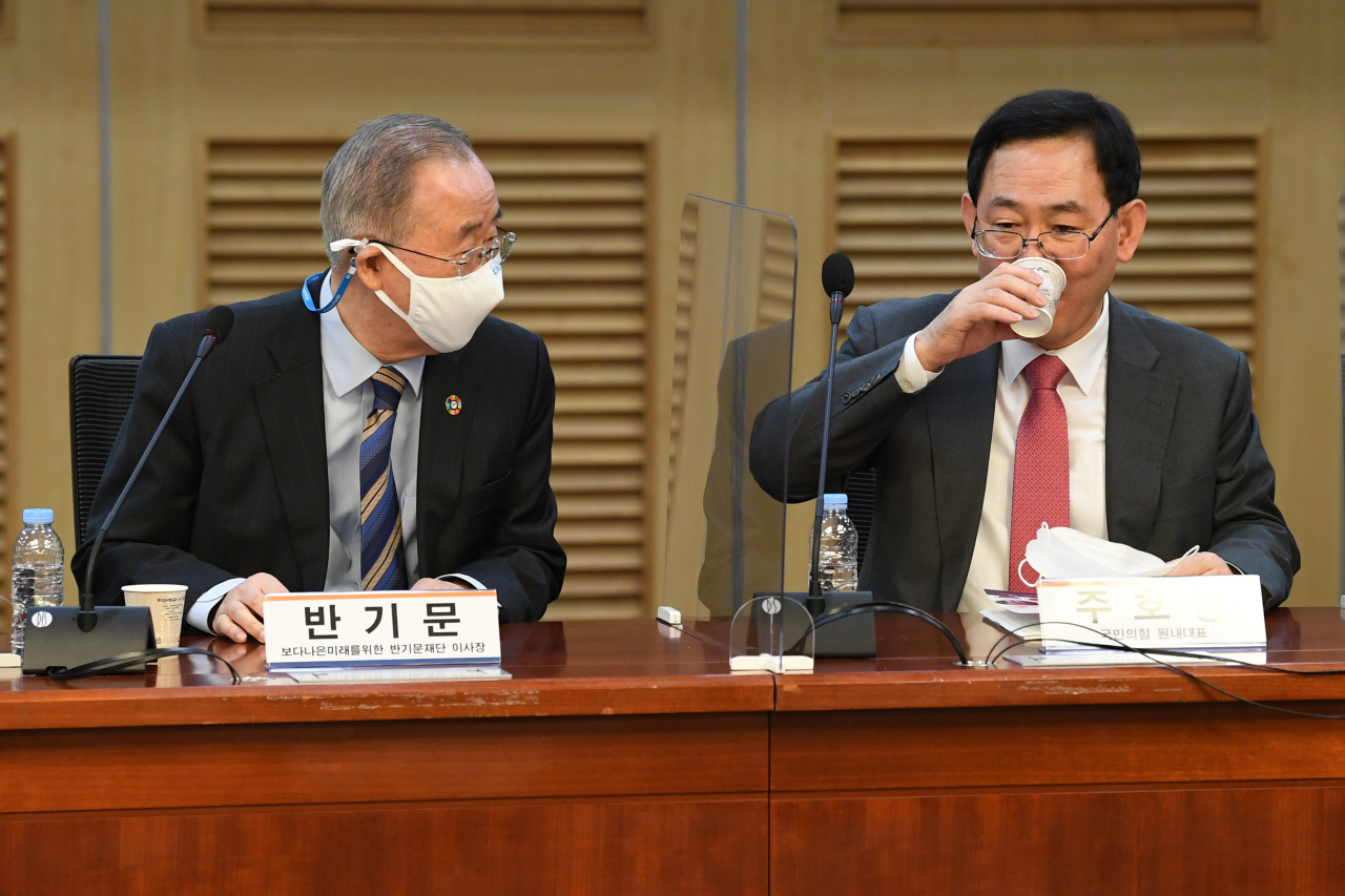 [헤럴드경제=이상섭 기자]주호영 국민의힘 원내대표가 12일 오전 서울 여의도 국회 의원회관에서 열린 '미국 대선 이후 한미동맹과 한반도 정세 전망' 포럼에 참석, 반기문 전 유엔사무총장과 대화하고 있다. babtong@heraldcorp.com