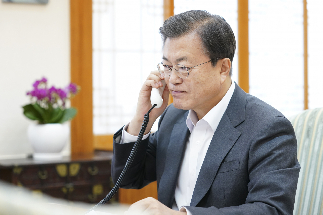 문재인 대통령이 12일 오전 청와대 관저 접견실에서 조 바이든 미국 대통령 당선인과 첫 전화 통화를 하고 있다. [연합]