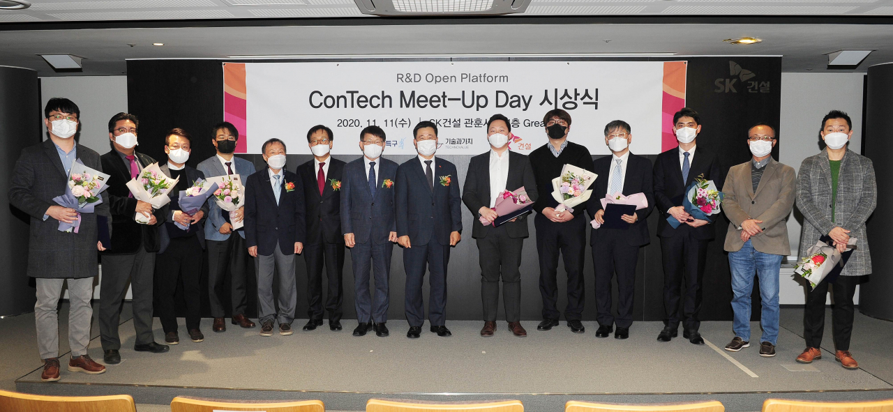 ‘콘테크 미트업 데이(ConTech Meet-up Day)’ 시상식에서 수상한 10개 기업과 함께 기념사진을 촬영하고 있다. 양성광 연구개발특구진흥재단 이사장(왼쪽 일곱 번째), 임영문 SK건설 사장(왼쪽 여덟 번째).[연구개발특구진흥재단 제공]