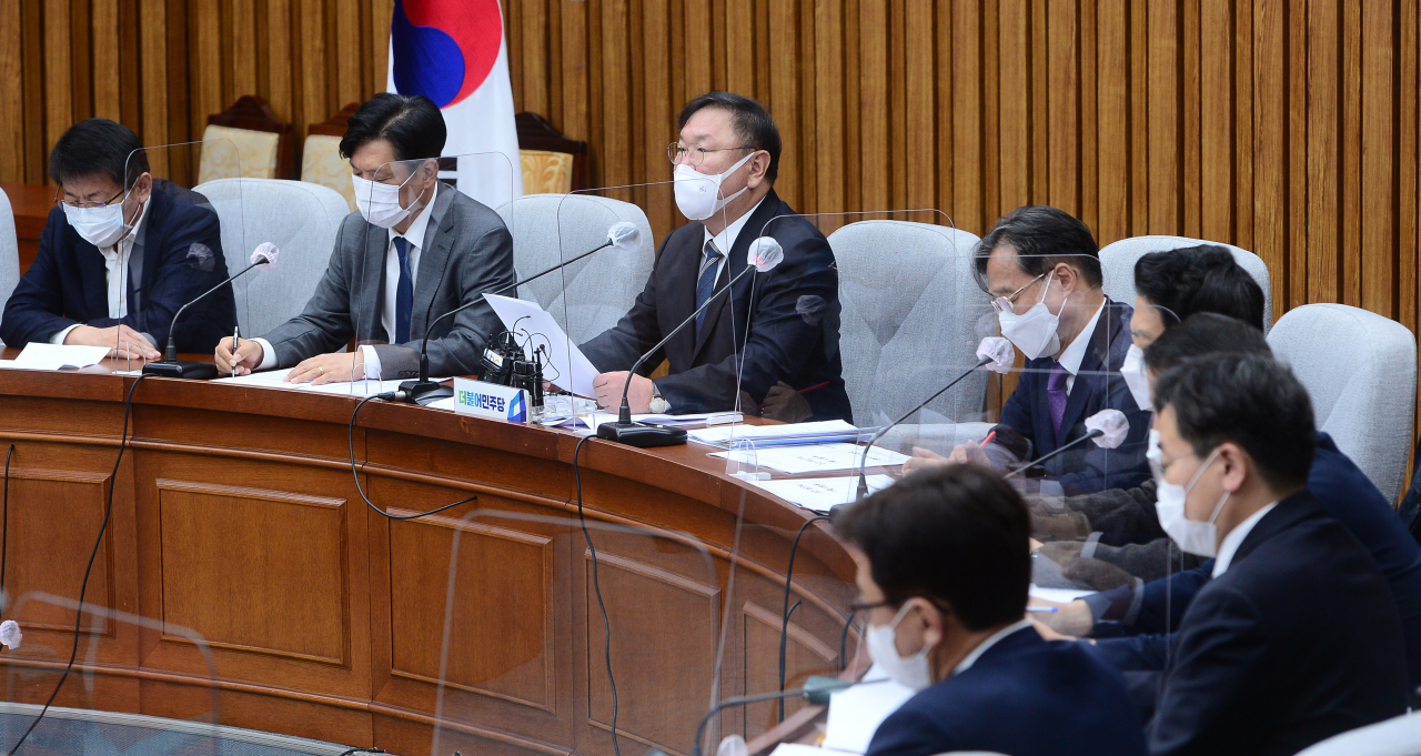 더불어민주당 김태년 원내대표가 12일 오전 서울 여의도 국회에서 열린 정책조정회의에서 발언하고 있다. 이상섭 기자/babtong@heraldcorp.com