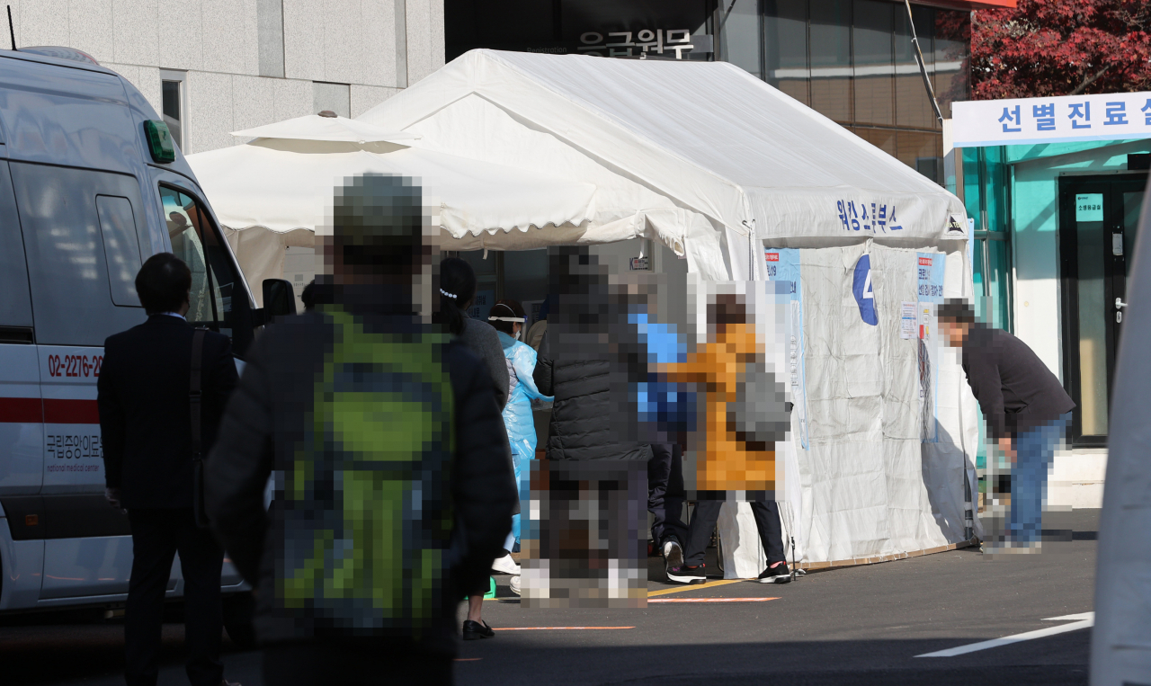 12일 오전 서울 중구 국립중앙의료원 선별진료소에서 시민들이 코로나19 검사를 받기 위해 줄을 서 있다. 연합뉴스