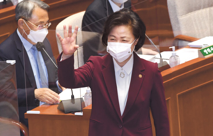 추미애 법무부 장관이 12일 국회에서 열린 예산결산특별위원회 전체회의에 참석, 의원들에게 다가서며 인사하고 있다. [연합]