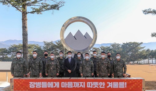21사단 장병들이 발열내의를 전달받고 있다.[사진=국방부]