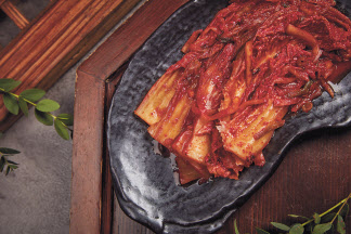 남도에선 대대로 대여섯 가지 젓갈로 맛을 낸 김치가 특별한 지역문화로 자리 잡았지만, 기순도 명인의 김치는 젓갈이 아닌 간장으로 맛을 낸다. 국내외에선 비건 김치로 인기가 높다. [고려전통식품 제공]