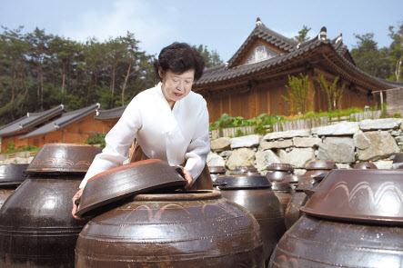 양진재 문중 10대 종부이자 한국 전통장 보존 연구회 대표인 기순도 씨는 2008년 제35호 전통식품 명인으로 선정됐다. 집안 대대로 이어져 내려온 5년 이상 숙성시킨 간장을 만드는 비법을 이어받아 50년 가까이 우리의 맛을 지키고 있다. [고려전통식품 제공]