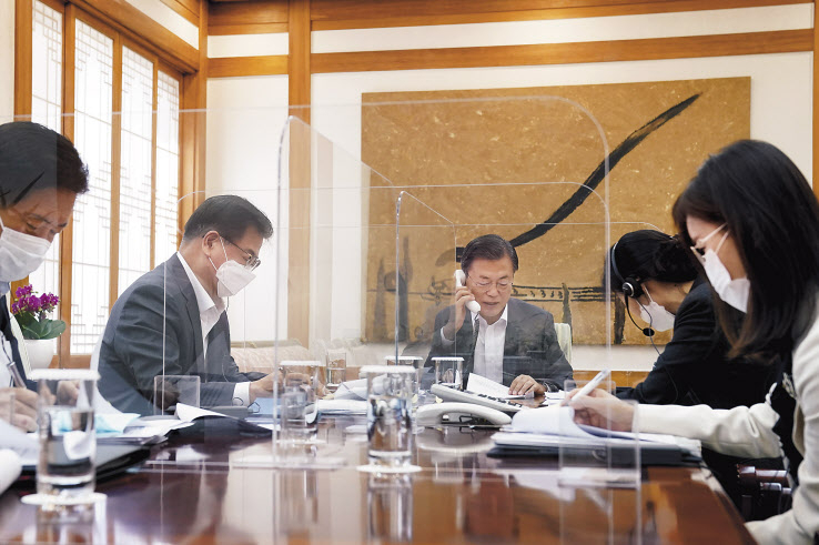 문재인(가운데) 대통령이 12일 오전 청와대 관저 접견실에서 조 바이든 미국 대통령 당선인과 첫 전화 통화를 하고 한미동맹 강화 의지를 재확인하고 있다. [연합]