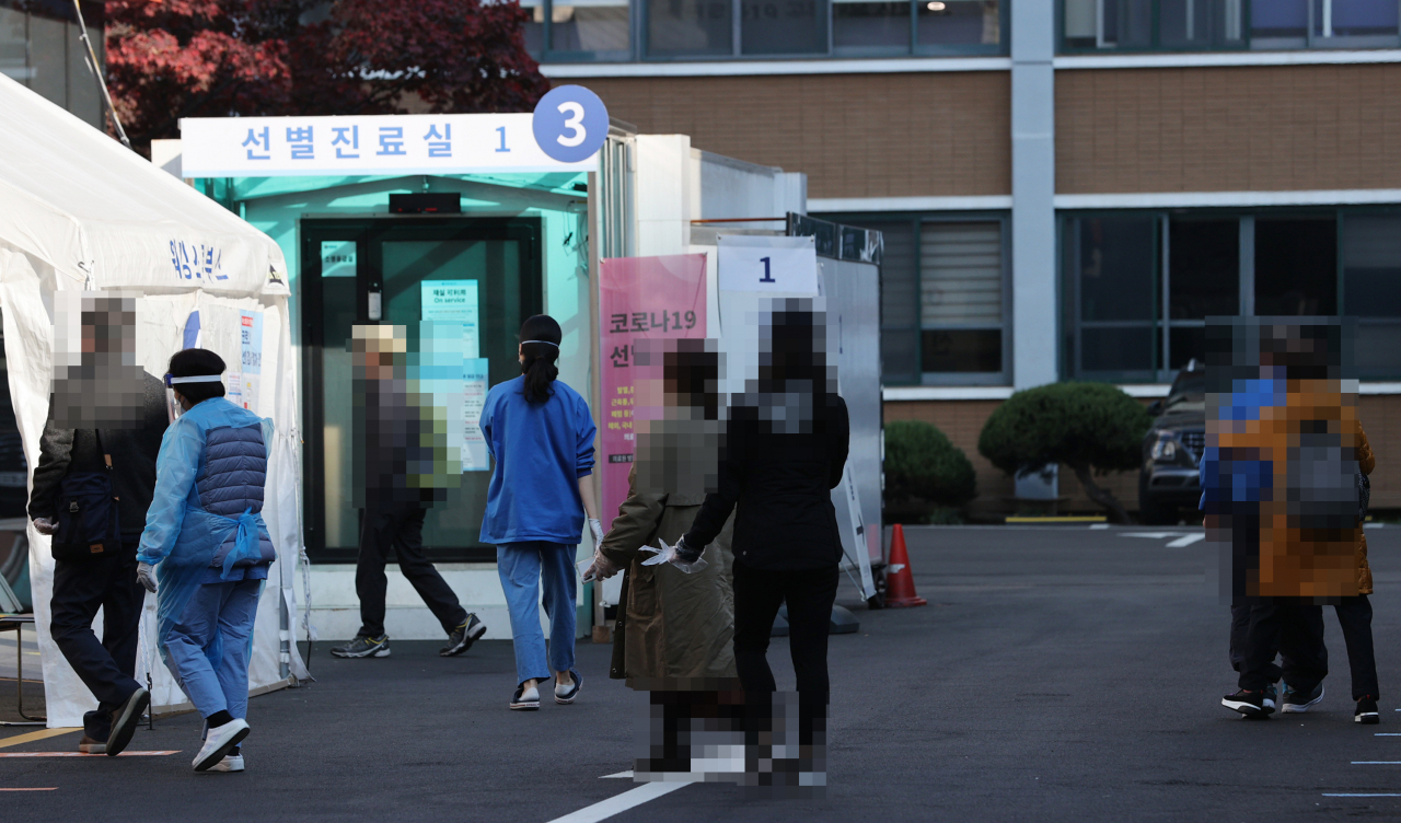 12일 오전 서울 중구 국립중앙의료원에서 시민들이 코로나19 검사를 받기 위해 선별진료소로 향하고 있다. [연합]