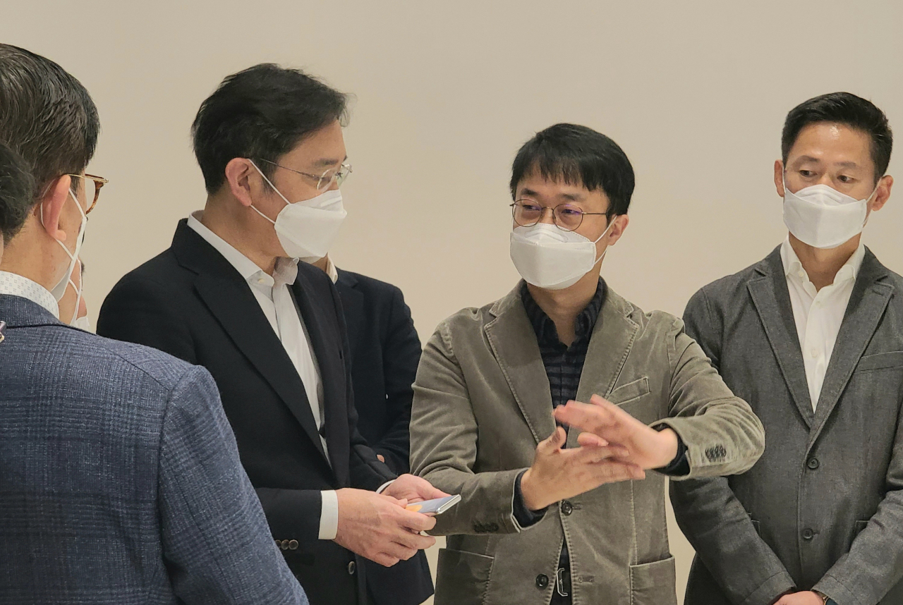 이재용 삼성전자 부회장(왼쪽에서 두번째)이 차세대 모바일 관련 디자인을 살펴보고 있다. [삼성전자 제공]