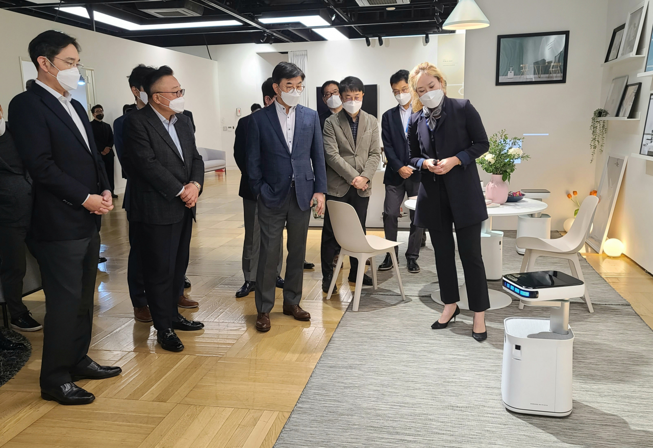이재용 삼성전자 부회장(왼쪽에서 첫번째)이 가정에서 운동/취침/식습관 등을 관리해주는 로봇을 살펴보고 있다. [삼성전자 제공]