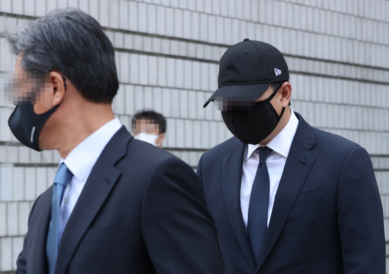 종근당 이장한 회장의 아들 이모(오른쪽) 씨. [연합]