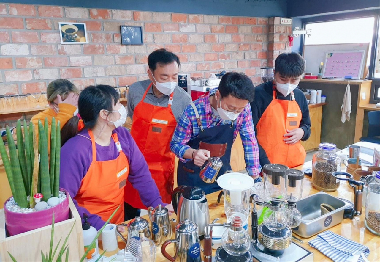 장애인과 비장애인이 함께하는 서대문구 ‘이웃집 공방 체험활동’ 모습. [서대문구 제공]